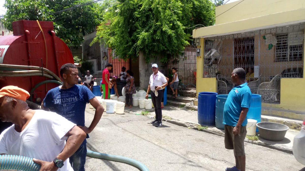 Eladioaquino4's tweet photo. Operativo en el barrió las caoba realizando por la @Direccionsocia1 de la @caasdrd #CAASDteescucha #CAASDTrabaja porque #YoSoyCAASD https://t.co/sDyu6IN301