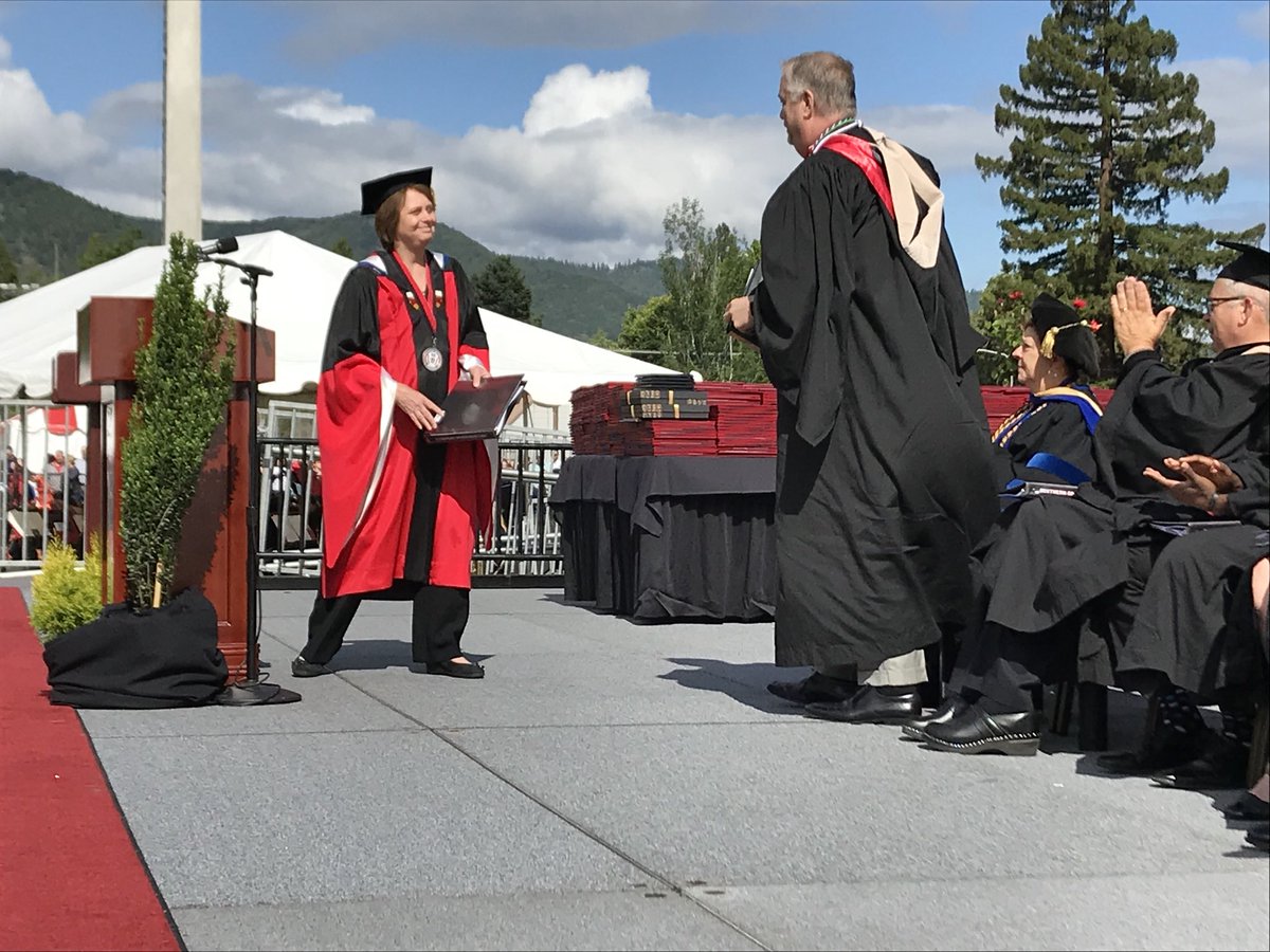 SOUAshland's tweet photo. President @LindaKSchott introduces commencement speaker Dennis Slattery, who warns students that as a faculty member he only knows how to speak in periods of an hour and 50 minutes. #RaiderUp #souclassof2018 https://t.co/3IyQctykVL