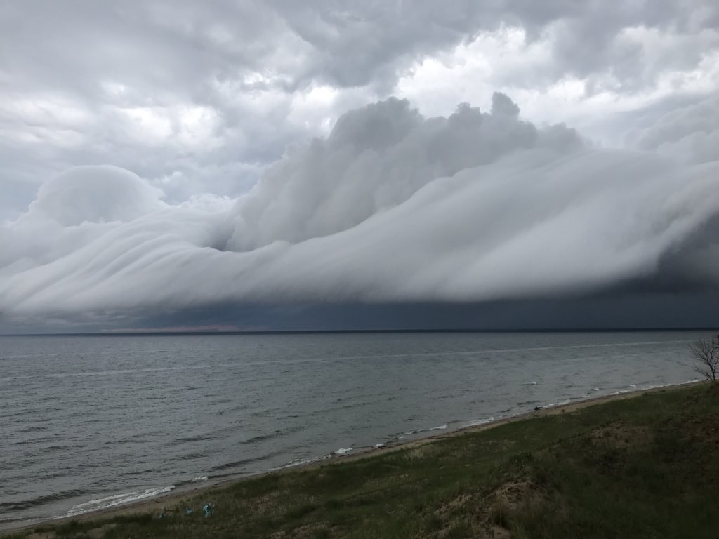 5strfrogsplash's tweet photo. Hey @WOODTV, I took a sweet pic of the front coming through this morning. #cloudbyday https://t.co/upPqE1znUg