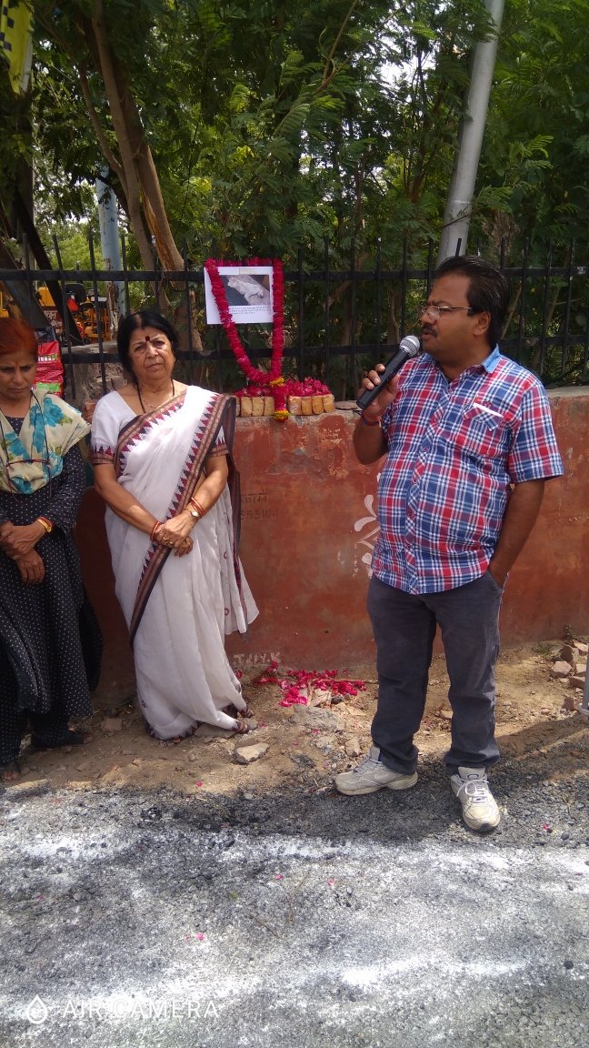 VivekRaizada4's tweet photo. आगरा में जिस बेजुबान को बड़ी बेरहमी से सोते वक्त उसके ऊपर सड़क बना दी गई उस बेजुबान की आत्मा की शांति के लिए आज हमने अपनी संस्था पीएफए  आगरा के साथ घटनास्थल पर श्रद्धांजलि सभा रखी। जहां कुछ पशु प्रेमी भी उपस्थित हुए। https://t.co/npN7R4WF35