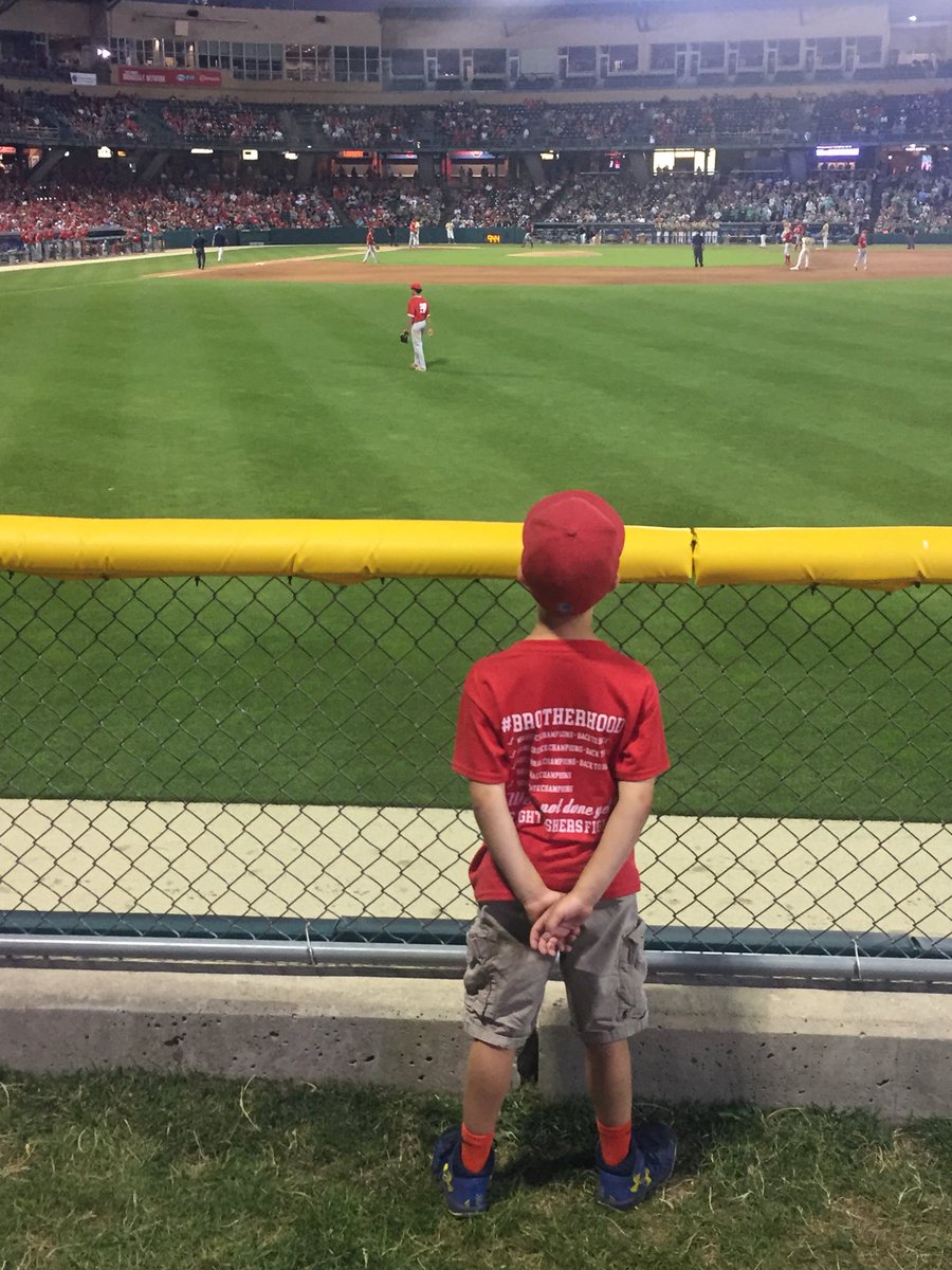 KeithShelton12's tweet photo. Athletes need to remember: there’s always a little guy watching your every move. You have a responsibility to show the right way to play the game! https://t.co/E1COD0Rpqm