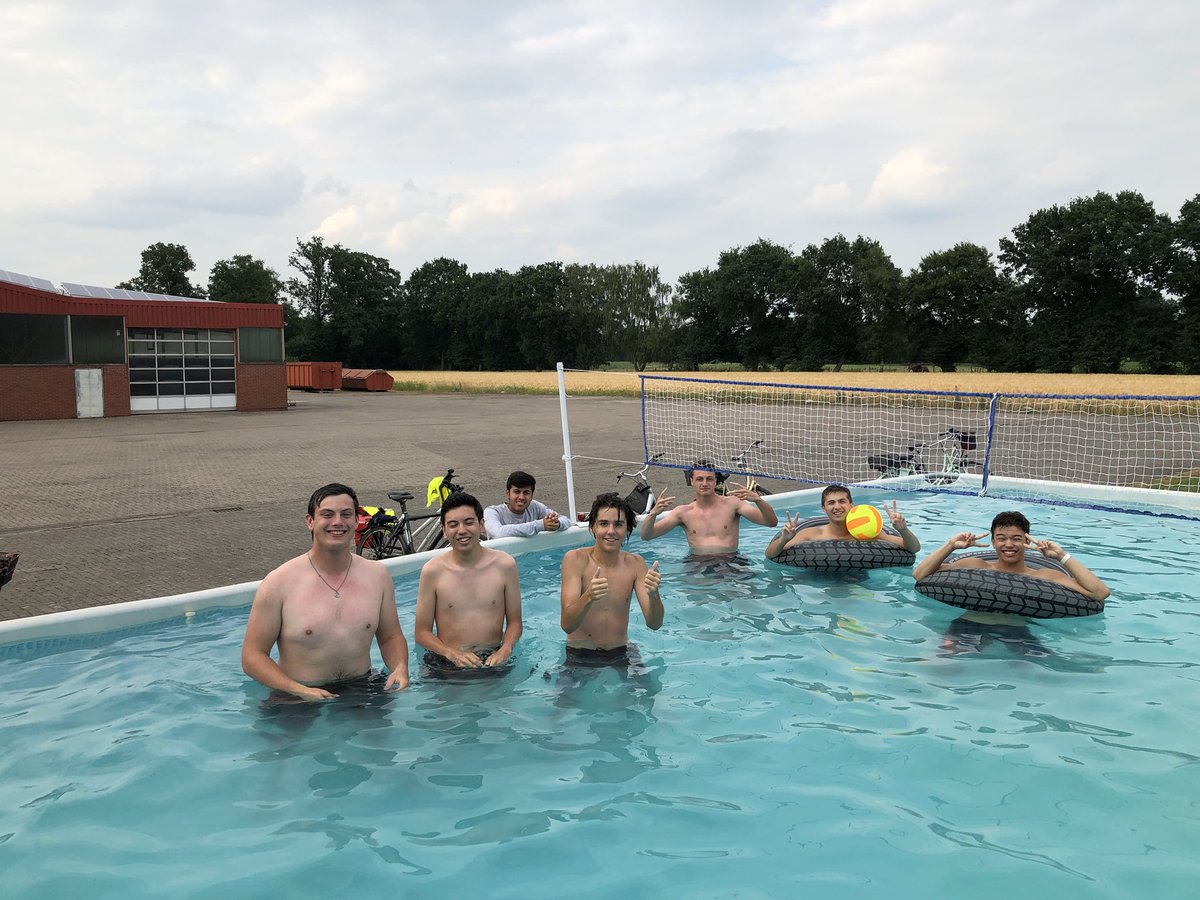 NAIntlPrograms's tweet photo. After the 🚲ride, #NAGermanExchange2018 was treated to a cookout complete with a dip in the pool and plenty of outdoor games, including “flunky ball” #boysinthepool #girlsatthenet #flunkyballnotsoeasypeasylemonsqueezy https://t.co/CgTGdAAM4y