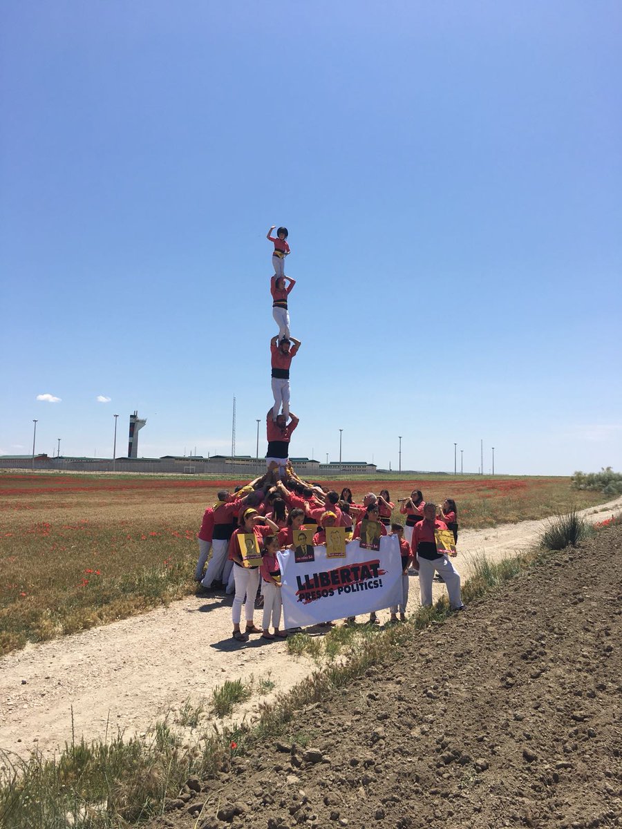 collavella's tweet photo. Hem fet un pilar de 5 davant d'Estremera, com a mostra de suport i reconeixement dels membres del @govern legítim de Catalunya. #LlibertatPresosPolítics #Castellers https://t.co/oVH2QbNEVV
