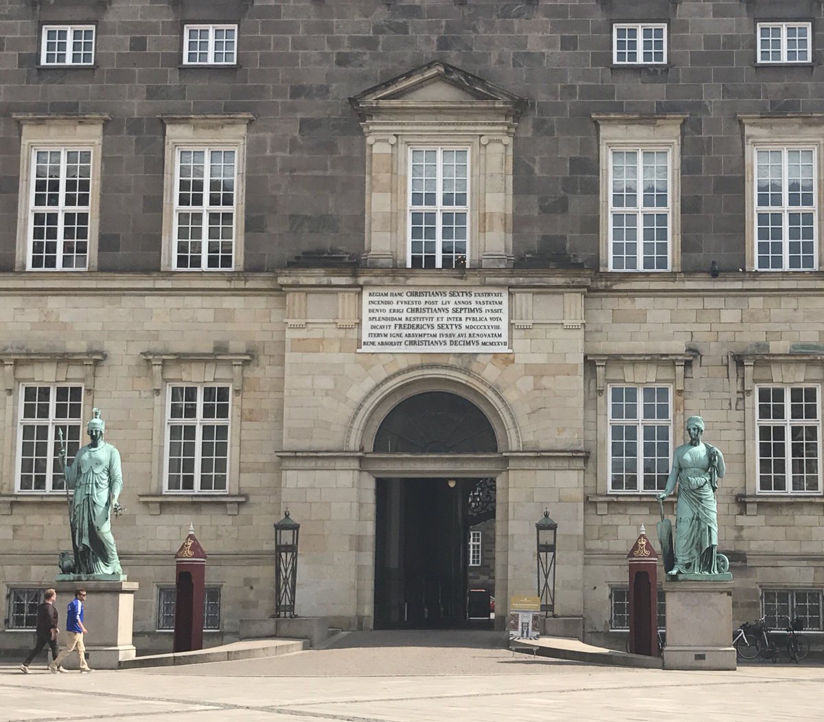 DublinArmDoc's tweet photo. Wonderful trip to Copenhagen. Learning in a beautiful city #FESSH2018 #handsurgery #wristsurgery https://t.co/ZoNmiKK0bD