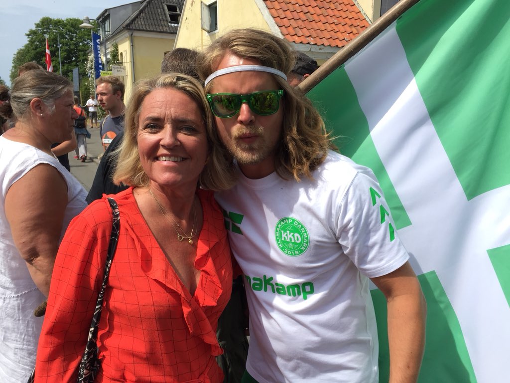 alternativet_'s tweet photo. .@klimakris er gået ind i klimakampen med @carolinamaier @P_Schnoor @JosephineFock og @TorstenGejl 💚🌍👍🏼😘⚽️🇩🇰- kom og vær med 👉🏼https://t.co/g6aRzWTb6I #dkpol #vmdk #dkgreen #ForDanmark #fmdk https://t.co/3cQS3MvETu