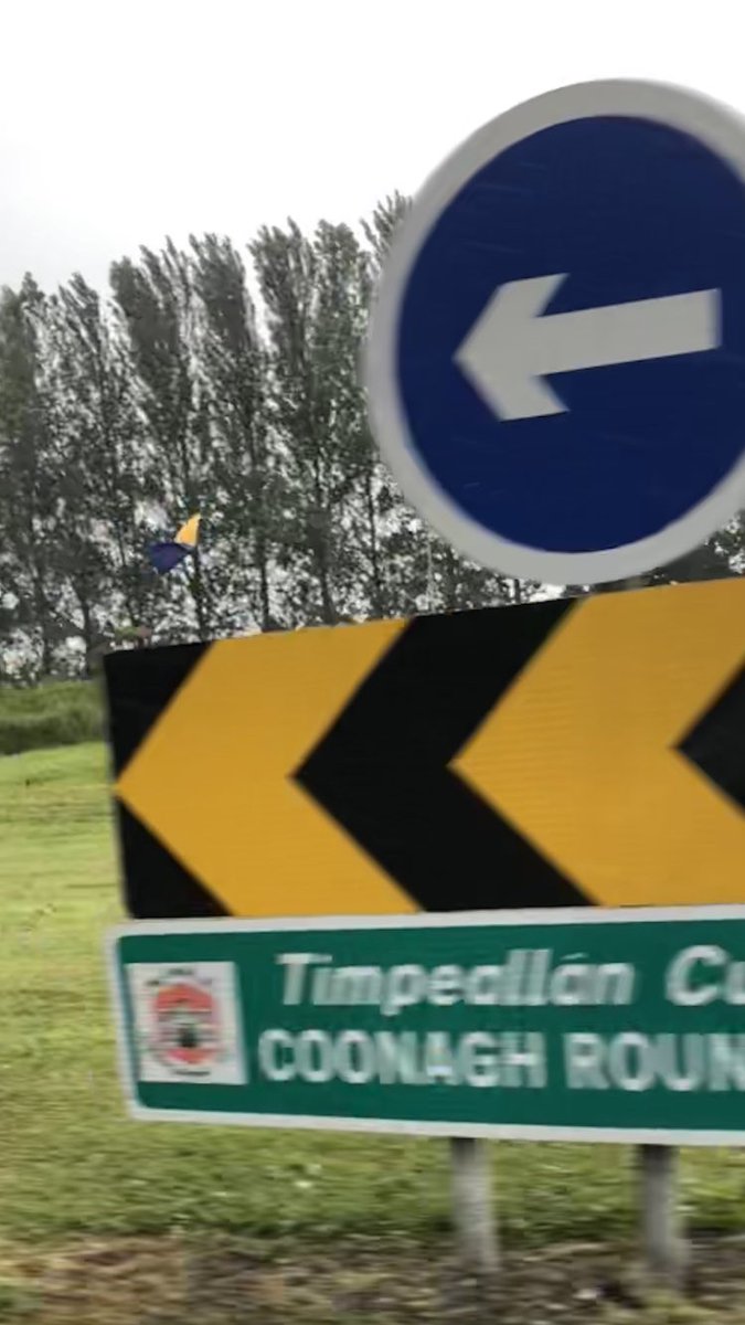 Construct_06's tweet image. Flag staked at the Coonagh roundabout. #setthetrend #ClareVLimerick #strikefirst  @ClareSenHurlers