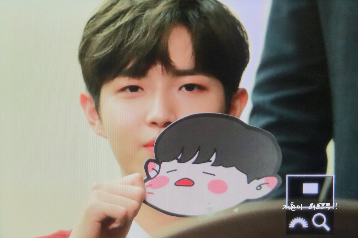 hattrick_jh's tweet photo. 180616 볼따구 꼬집어야한다니까 완전 바람직하게 잘해줘서 고마워ㅋㅋㅋㅋㅋㅋ 
#김재환 #재환 https://t.co/VBV5tcpPGr