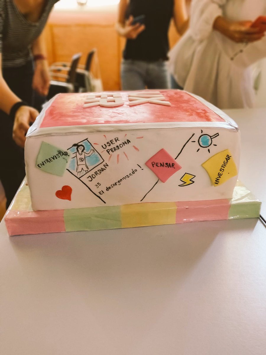 uxerschool's tweet photo. Y derrepente, una alumna del #UXIMMERSIVE nos sorprende el último día de clase con algo maravilloso... gracias de corazón Patrícia! Por estos detalles, todo el esfuerzo se ve recompensado. #UXCAKE 😍 #UX https://t.co/QCdjq262kg