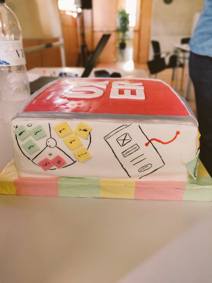 uxerschool's tweet photo. Y derrepente, una alumna del #UXIMMERSIVE nos sorprende el último día de clase con algo maravilloso... gracias de corazón Patrícia! Por estos detalles, todo el esfuerzo se ve recompensado. #UXCAKE 😍 #UX https://t.co/QCdjq262kg