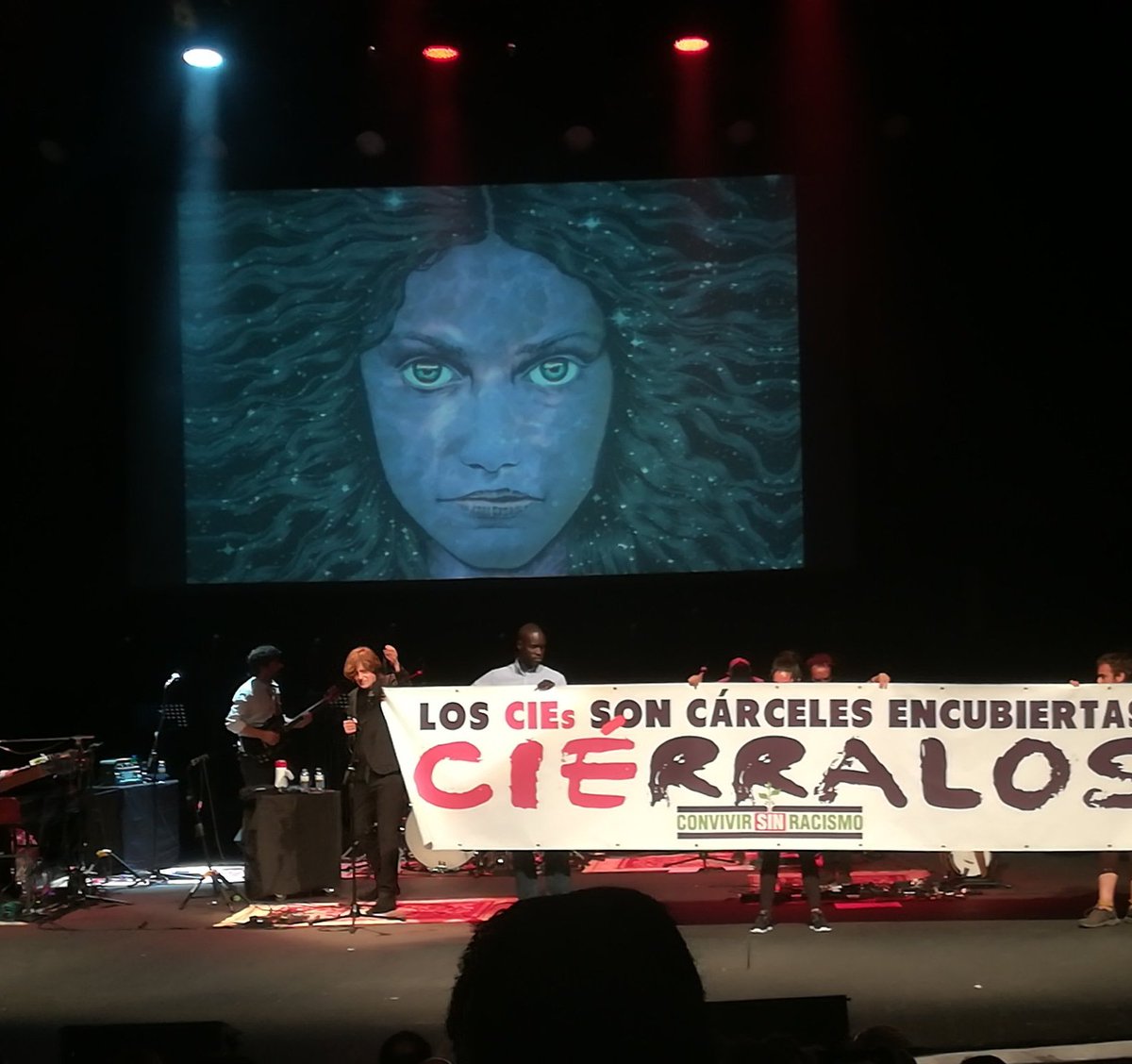 Ayer fue el día en el que publicamos #Violética y en el que iniciamos la gira en #Murcia. 
Pero sobre todo fue el Día Internacional por el cierre de los CIE. Toda nuestra gratitud y admiración a la gente de #ConvivirSinRacismo.
#CIÉrralos
(Foto de <a href="/DanielJRguez/">Daniel J. Rodríguez</a> 💜).