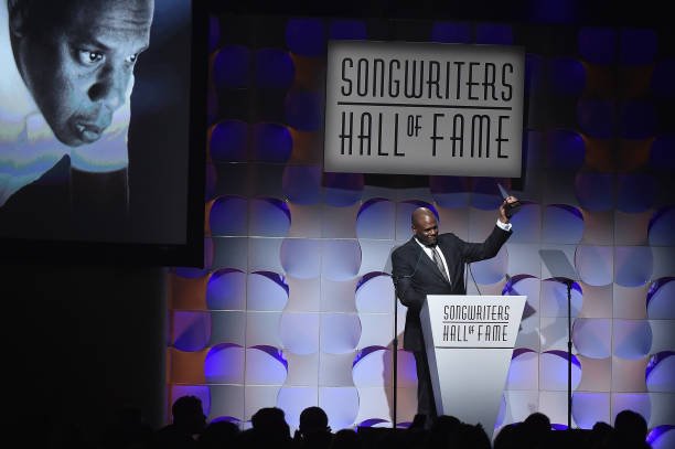 WhereImFrom96's tweet photo. JAY-Z couldn't make it to his induction ceremony due to the arrival of his twins so his good friend &amp; the CEO of Warner Chappell Music, Jon Platt accepted the award on his behalf.

Read Jay's speech, as delivered by Platt.

#SHOF2017 #HallofFameHov https://t.co/0znIKSskwg