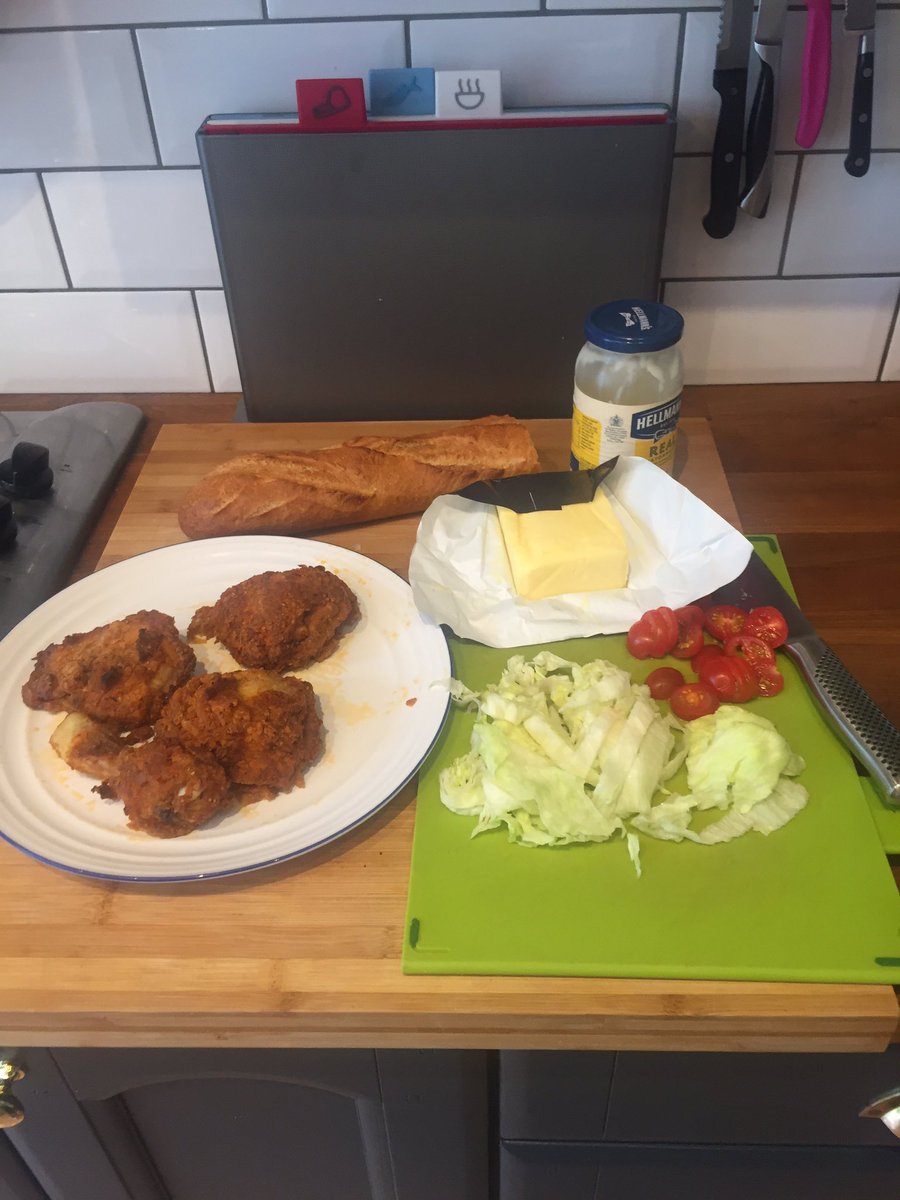 am_olden's tweet photo. It's #hotchickenroll time in Leyton. #generationemigration have learned to adapt and thrive https://t.co/MYA5OK5ZN7