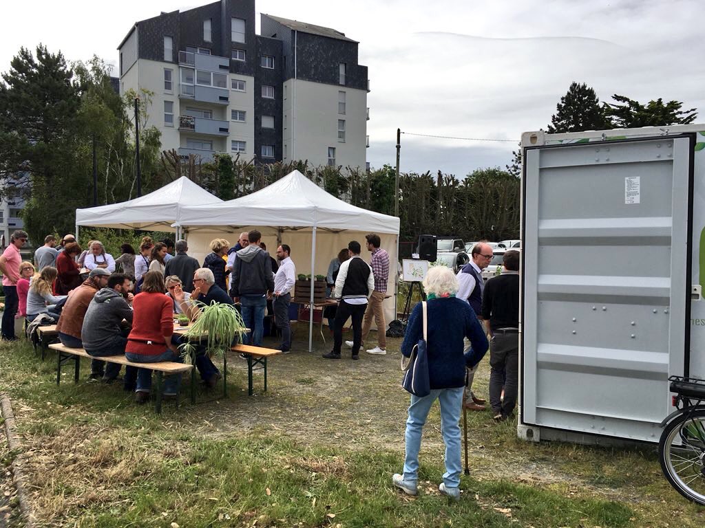 RSMLab's tweet photo. #EXPÉRIMENTATION  via #RSMLab @laboitevegetale le concept de ferme urbaine vient d'installer un de ces 1ers modules @SaintMaloAgglo . Le chef Pascal Raffray là pour exprimer tous les intérêts d'un tel projet. 13m2 et jusqu'à 15000 plantes 100% locales #foodtech #agtech #startup https://t.co/ilMToYOqNE