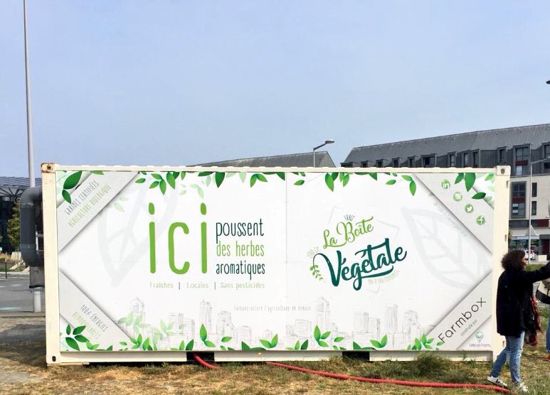RSMLab's tweet photo. #EXPÉRIMENTATION  via #RSMLab @laboitevegetale le concept de ferme urbaine vient d'installer un de ces 1ers modules @SaintMaloAgglo . Le chef Pascal Raffray là pour exprimer tous les intérêts d'un tel projet. 13m2 et jusqu'à 15000 plantes 100% locales #foodtech #agtech #startup https://t.co/ilMToYOqNE