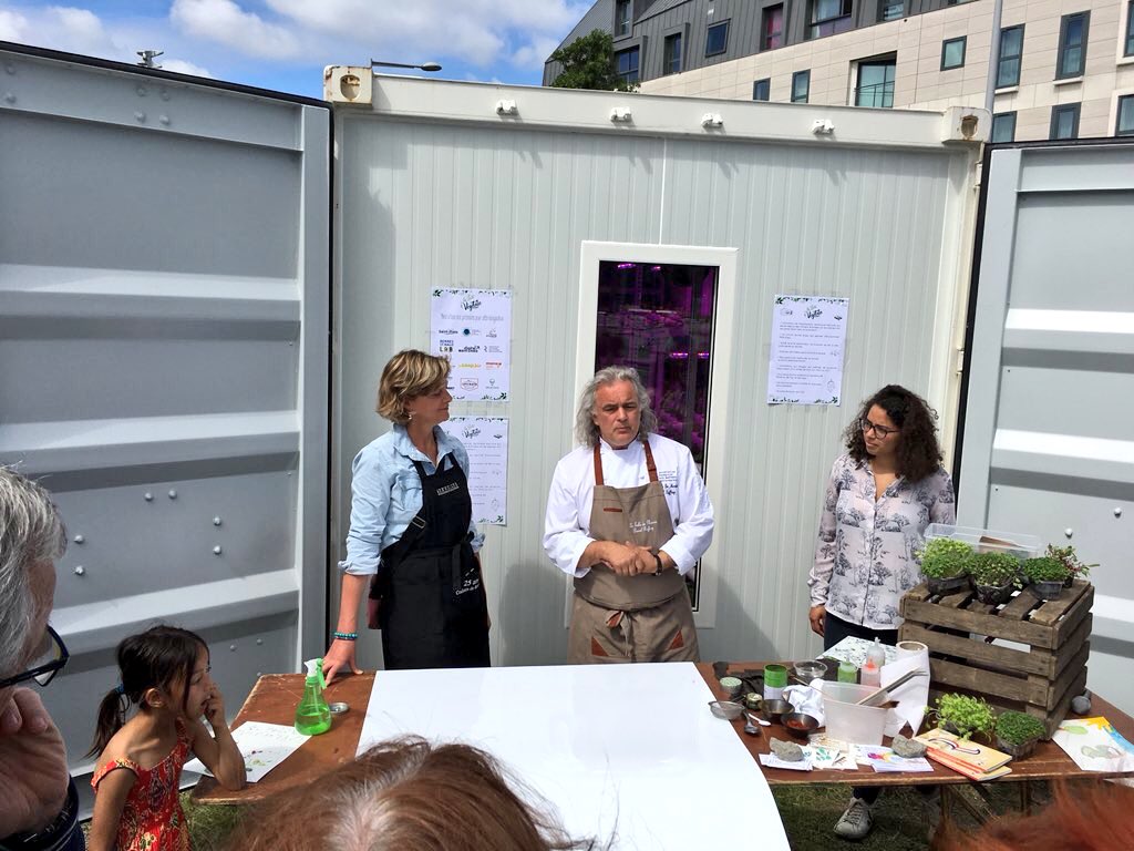 RSMLab's tweet photo. #EXPÉRIMENTATION  via #RSMLab @laboitevegetale le concept de ferme urbaine vient d'installer un de ces 1ers modules @SaintMaloAgglo . Le chef Pascal Raffray là pour exprimer tous les intérêts d'un tel projet. 13m2 et jusqu'à 15000 plantes 100% locales #foodtech #agtech #startup https://t.co/ilMToYOqNE