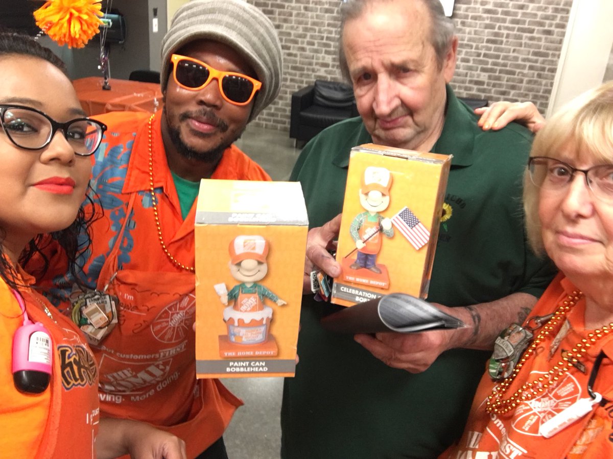 Our first winners of the day!!! #NDHomeDepotOrangeBloodedDay2018 #orangebloodedday <a href="/GriesAnthony/">Anthony</a> @JMcLean285 <a href="/patiaquinta/">patiaquinta</a> <a href="/diver255322/">Jim brandow</a>