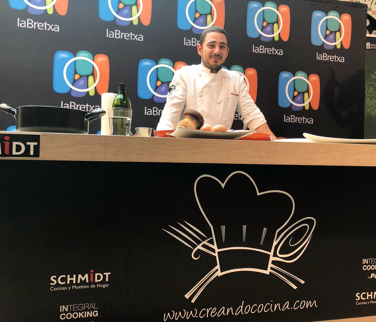 creandococina's tweet photo. Esta mañana hemos tenido el gustazo de poder contar con Paul Arrillaga del @zazpigastrobar en el Mercado de La Bretxa. ¡¡Un auténtico crack en todos los sentidos!! 👨🏻🍳🔝
#creandocina #gastronomia #mercado #productolocal #chef #fomentoss https://t.co/WJ3uMLOa0T