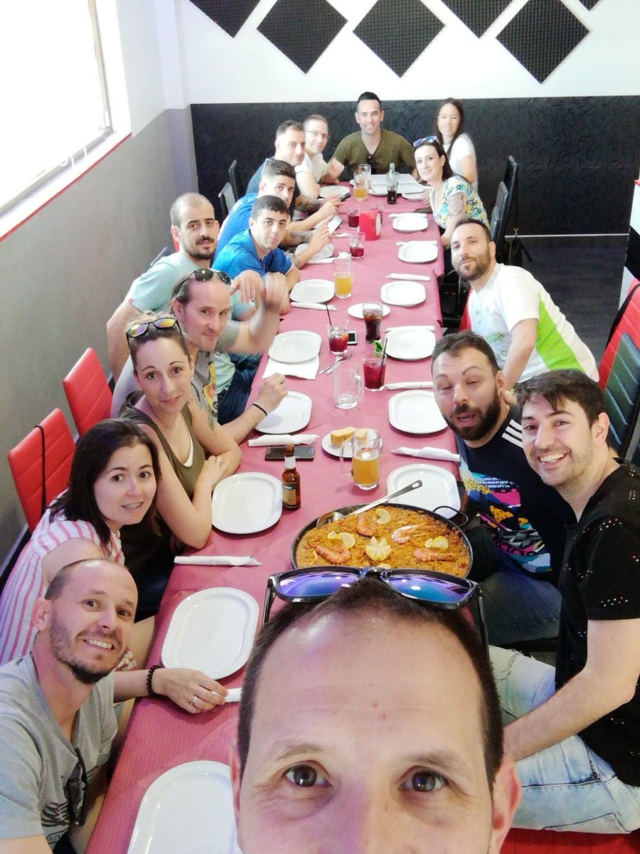_kita14_'s tweet photo. Esto es lo mejor de la maratón, @ivanramallo @jorgegf15  #amigitos #barelbuho #otroañomas https://t.co/hWHLNBnM6K