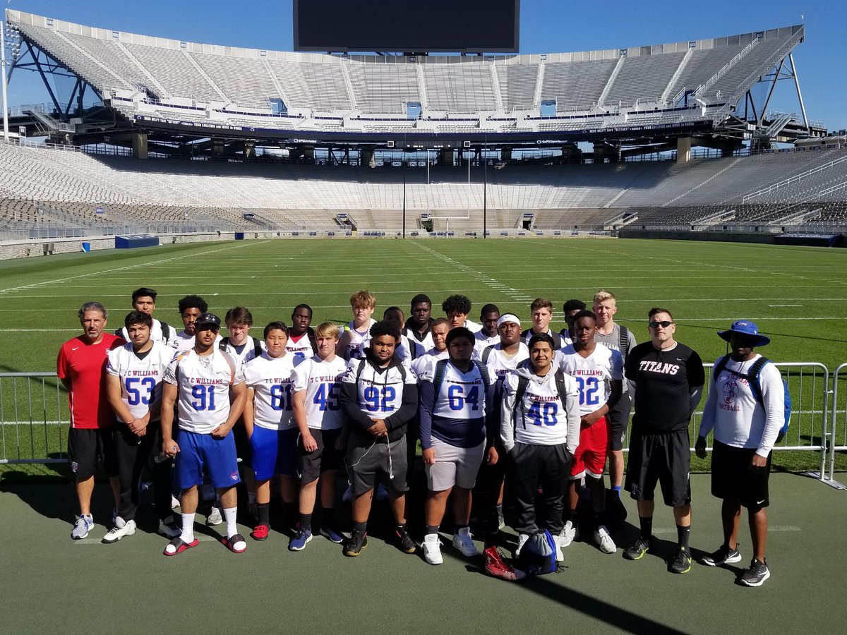CoachLB_WB_FB's tweet photo. Championships are won with these guys. #OffensiveandDefensive https://t.co/MO3m34O6fD