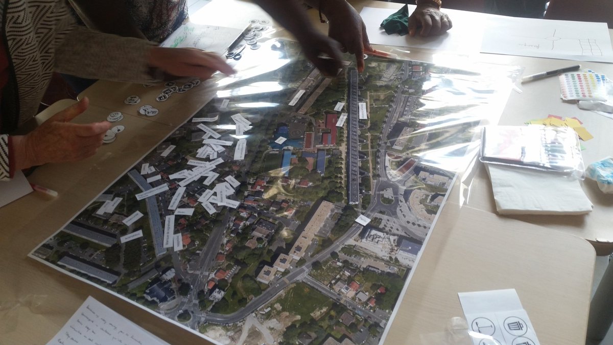 FeminiCites's tweet photo. Atelier cartographie avec les habitantes de Bagneux ! On place les mots sur nos ressentis sur la carte du quartier. https://t.co/Yr3o3oh0p2