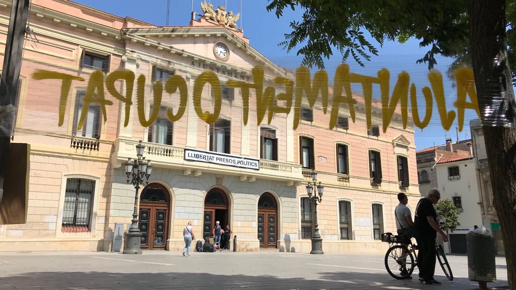 RadioSabadell's tweet photo. A les 15:00h agents de la policia havien de tancat la porta de l’ @Aj_Sabadell però s’ha quedat oberta amb membres del @cdrsabadell a l’entrada.
📸: @rogerbr21 https://t.co/J4VG1w7IWF