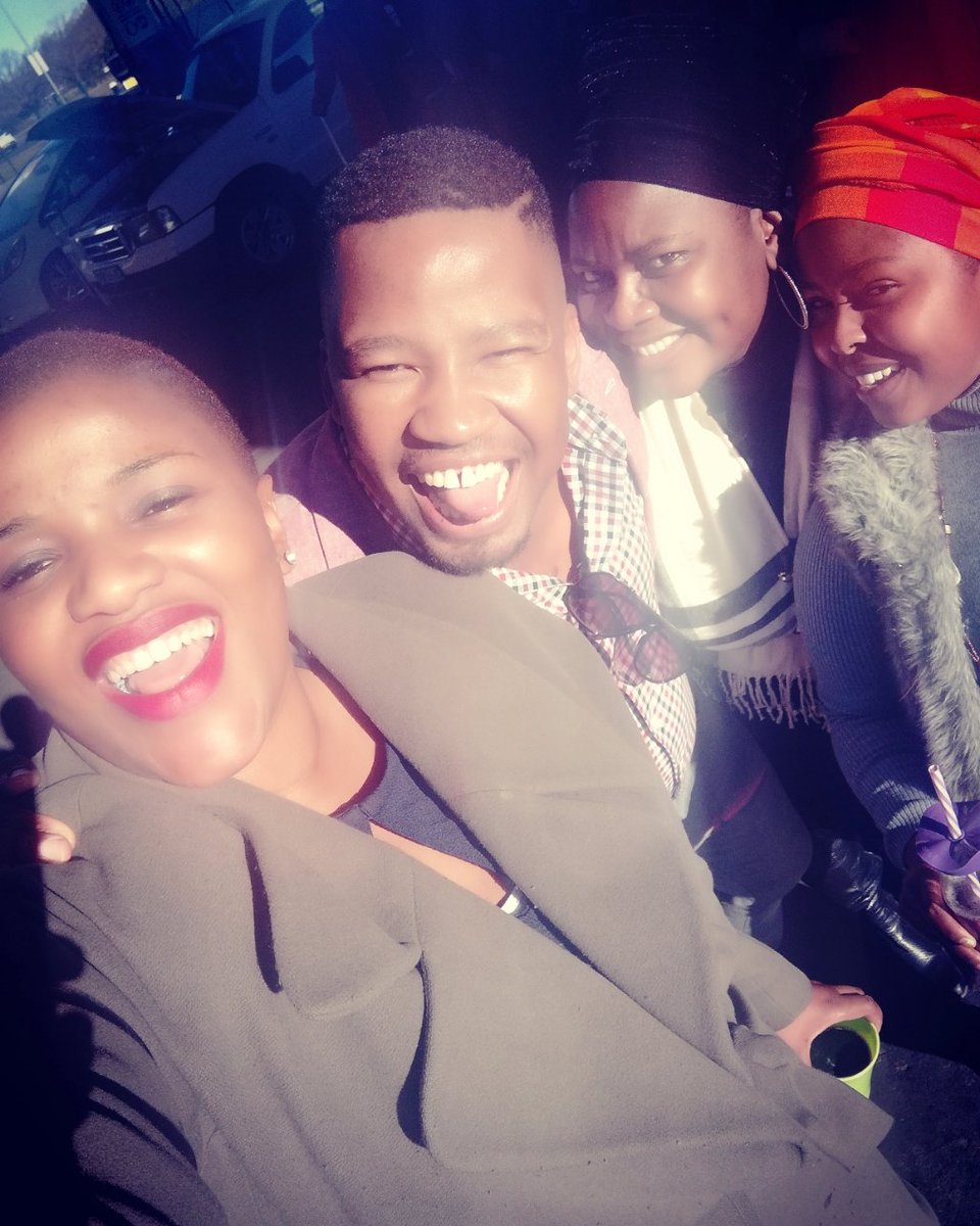 QueenGci's tweet photo. @mafa_bavuma ... Ndamkhwaza wa dizzy uBhuti shame... He is soo humble and down to earth.. #Art_Appreciated 🤞🤞 https://t.co/taU9qcZaUz