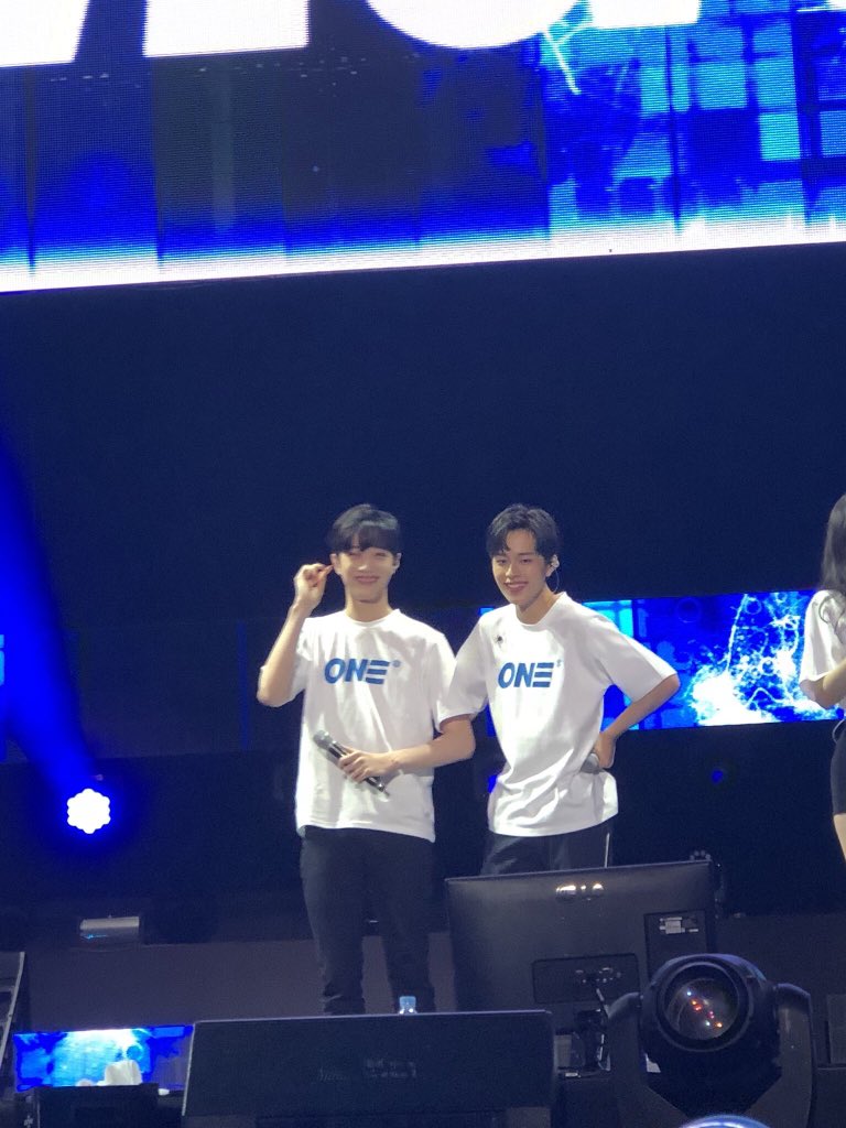 Princegalaxy00's tweet photo. พบคนสวีทกันอยู่คอนรวมคิวบ์หนึ่งคู่ค่ะ 😭💕 #LinHo #หลินโฮ #CubeConcert #cubeone https://t.co/hbPV5pOT6M