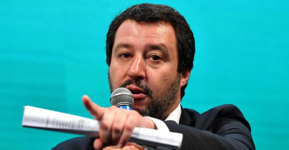 F_Desouche's tweet photo. L'Italie refuse une nouvelle fois l'accès de ses ports à des navires d'ONG remplis de migrants https://t.co/rl5GfOZiI3 https://t.co/mpwAExYWqL