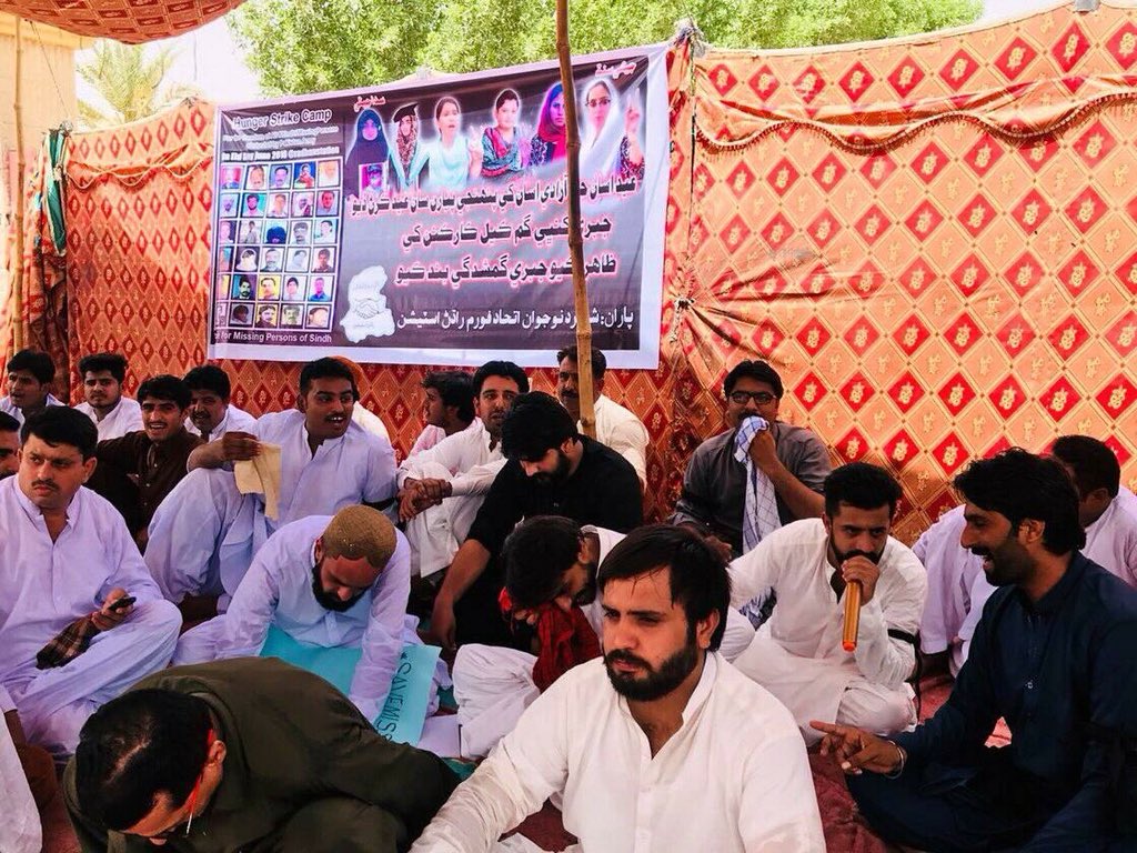 SBujlani's tweet photo. #EidDay #EnforcedDisappearances Against protests different City’s #Sindh عید کے دن سندھ سے جبری گم شدگیوں کے خلاف سندھ کے مختلف شہروں میں احتجاجی بوکھ ہڑتال,مظاہرے اور سیاہ پٹیاں باندھ کر احتجاج کیا گیا @shafiburfat @antonioguterres @UNHumanRights @UN @ANI @HamidMirPAK @BBCUrdu https://t.co/h1e69WUWvQ