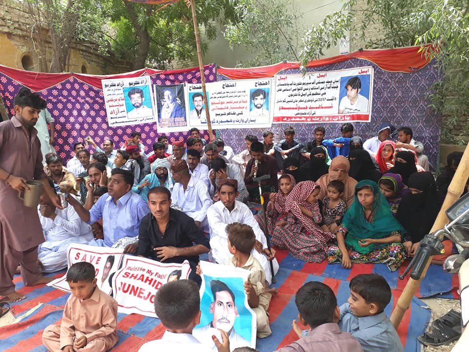SBujlani's tweet photo. #EidDay #EnforcedDisappearances Against protests different City’s #Sindh عید کے دن سندھ سے جبری گم شدگیوں کے خلاف سندھ کے مختلف شہروں میں احتجاجی بوکھ ہڑتال,مظاہرے اور سیاہ پٹیاں باندھ کر احتجاج کیا گیا @shafiburfat @antonioguterres @UNHumanRights @UN @ANI @HamidMirPAK @BBCUrdu https://t.co/h1e69WUWvQ