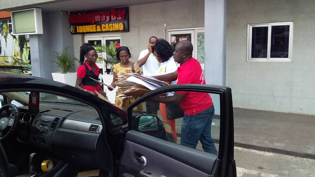 Sickle_Life's tweet photo. Raising sickle cell awareness on the streets of Osu, Ghana. #SickleLife #WorldSickleCellDay #SickleCellAwareness https://t.co/6Ok0uuZBRJ