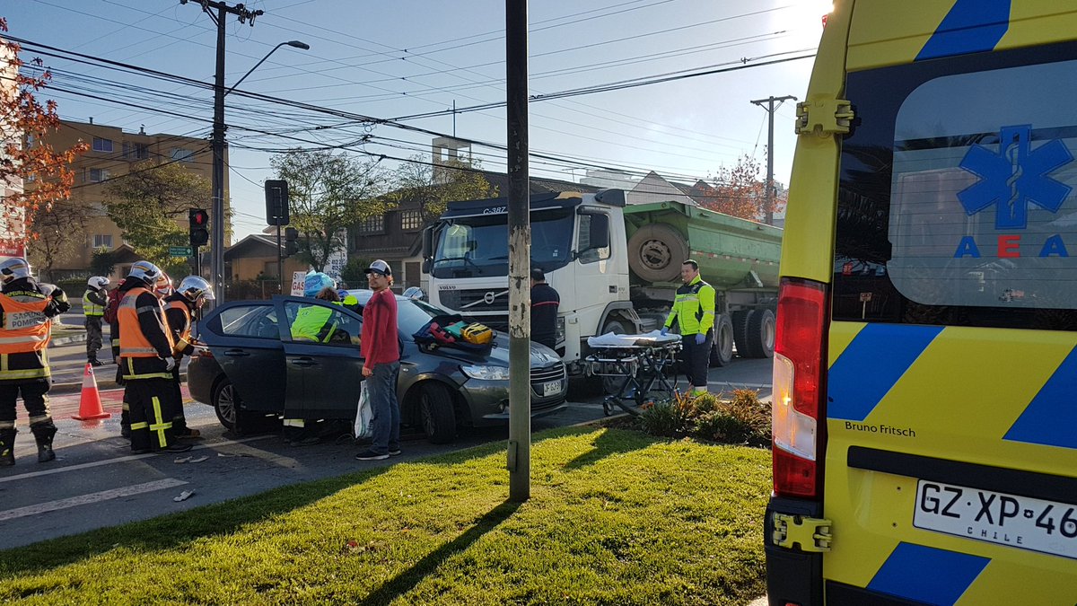 Personal SAMU trabajo en colisión de camión con automóvil. Los Carrera con Lautaro. Un lesionado