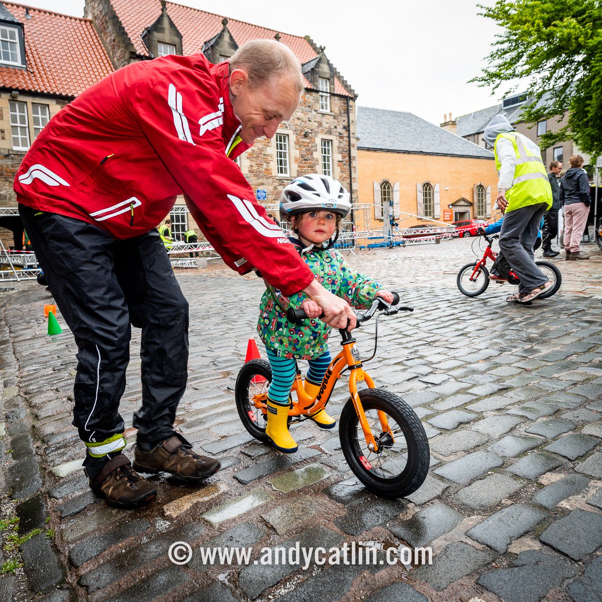 andycatlincom's tweet photo. Small people making big moves towards bike-flavoured happiness at today’s Play Together on Pedals launch at the #Edinburgh Festival of Cycling https://t.co/xYP2NOonlf https://t.co/7u9PiK7mwI