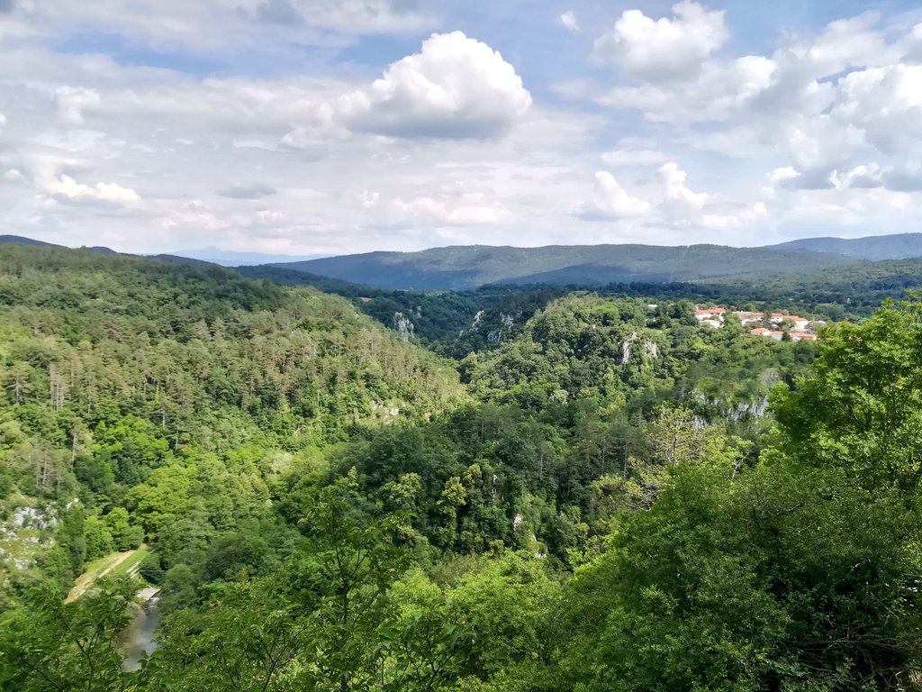 jost_hobic's tweet photo. View of canyon river Reka...and Iive up there in the hills :) @SkocjanCaves https://t.co/pcudt6tZTU