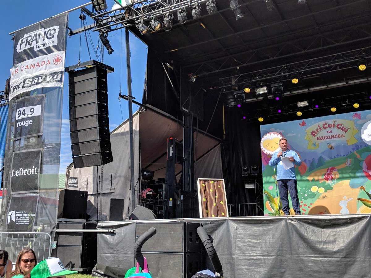 bertrma's tweet photo. @RejeanSirois66 souhaite aux tout petits un excellent spectacle dans le cadre de la matinée scolaire au #ffo2018 Le @ecolecatholique est fier de pouvoir encourager le @FestivalFranco #onfr https://t.co/HrIsTfkeVL