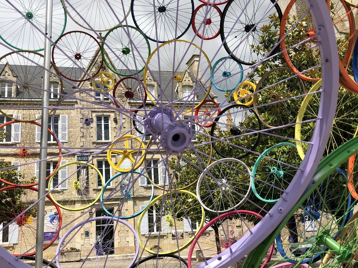 Entre le Musée Vendéen et l’Église Notre-Dame de @VilleFontenay, l’œuvre de #MarcBrodiez exposée et réalisée dans le cadre de l’arrivée du @LeTour 2018 à Fontenay-Le-Comte 🚴🏽‍♂️ 🏆 🥇 #Vélo #CulturePourTous #CultureEtSport