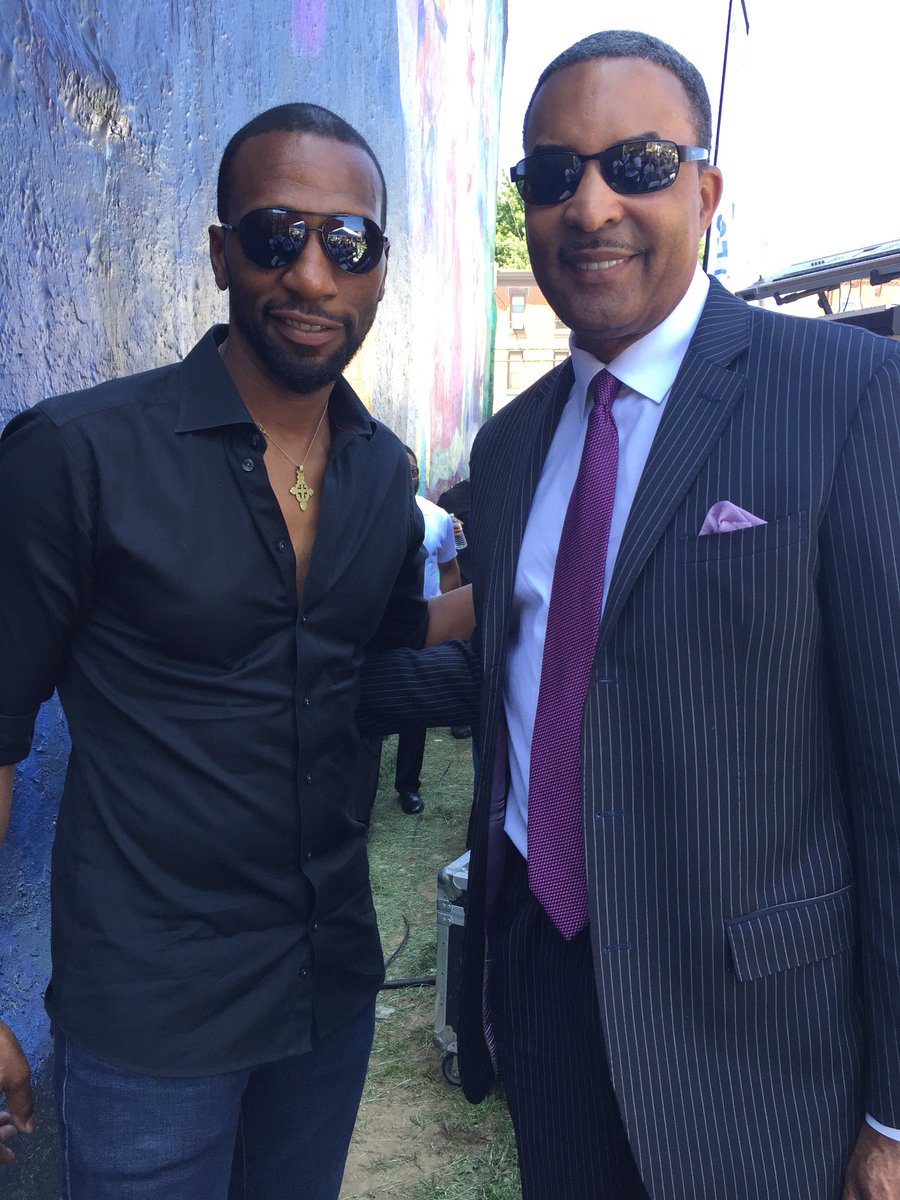 justleon's tweet photo. With @cbsnews Ukee Washington back stage at the Ed Bradley #muraldedication in #westphilly @60minutes #edbradley #ukeewashington #westisbest https://t.co/8HYIfv7L9y