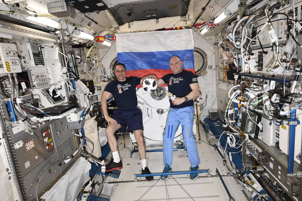 Работа космонавтов находящиеся сейчас в космосе. Космонавт в космосе. Современная космонавтика. Космонавты на МКС. Российские космонавты на орбите.