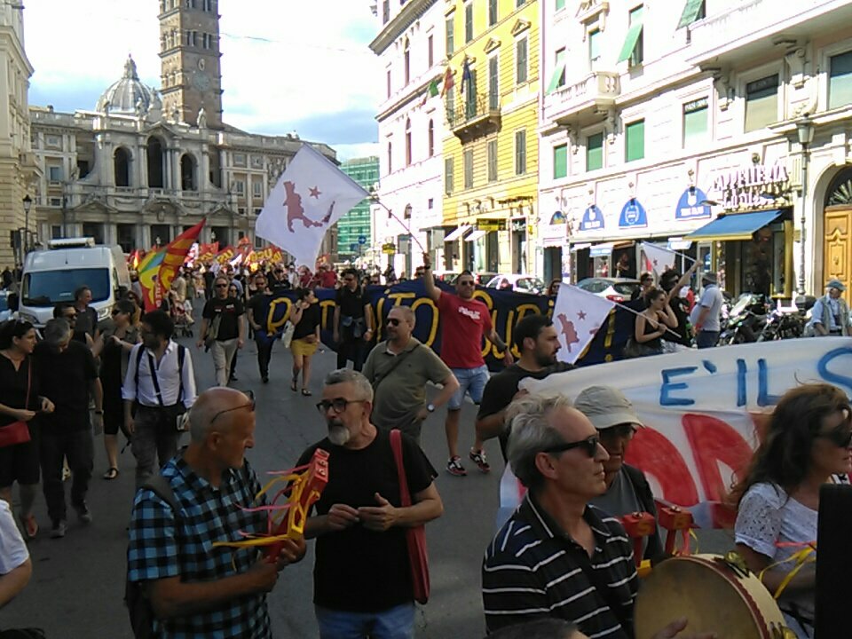 DinamoPress's tweet photo. Partito il corteo in ricordo di #sackosoumayla contro le disuguaglianze e per reddito e casa per tutti! https://t.co/NYAg4vn6cx