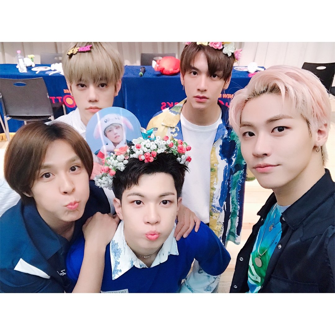 hyo_miii's tweet image. [Trans] Hello it's Chahun, to say the truth if we said we were not tired today it would sound like a lie, but just like a lie because of everyone our tiredness disappeared!! Thank you for always giving us energy and strength, NFia!!😻
#Hunstagram #NFlying #Pansign #Goyammi😻