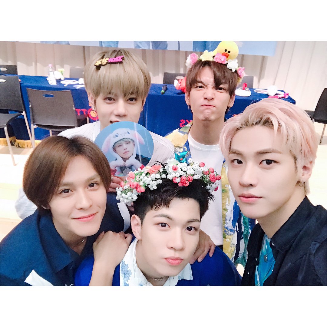 hyo_miii's tweet image. [Trans] Hello it's Chahun, to say the truth if we said we were not tired today it would sound like a lie, but just like a lie because of everyone our tiredness disappeared!! Thank you for always giving us energy and strength, NFia!!😻
#Hunstagram #NFlying #Pansign #Goyammi😻