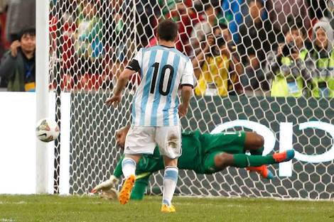 Botafogo's tweet photo. Goleiro defendendo pênalti do Messi lembro logo desse! #Jefferson https://t.co/R8X6QEqVHA