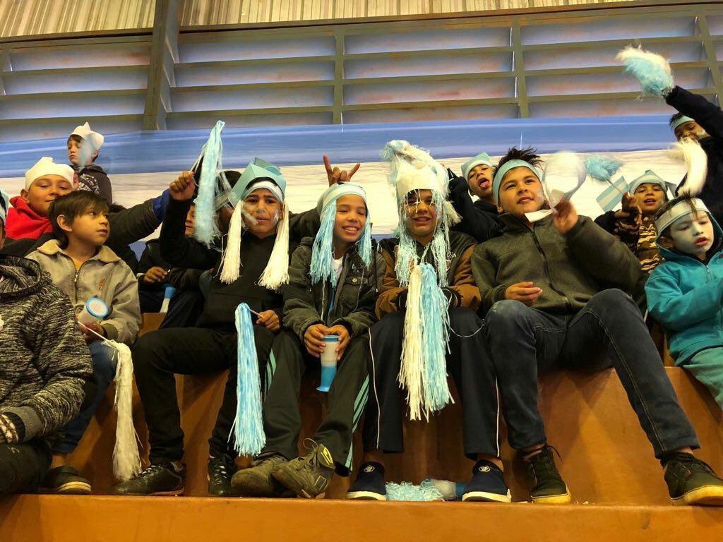 SchiavoniH's tweet photo. Hinchando por nuestra selección en el polideportivo del barrio #SanIsidro de Posadas... ¡¡VAMOS QUE TODAVÍA SE PUEDE!! 💪🇦🇷⚽️ https://t.co/7c9LrXTltz