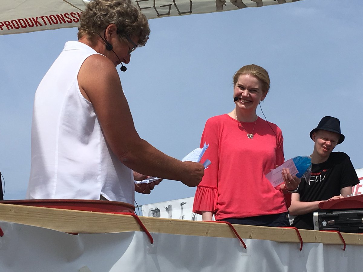 psf_nu's tweet photo. Tak fordi I altid tager de unges parti, siger @MarleneHARPSOEE nyudnævnt ambassadør for prod.skolerne. Stort tillykke🎉 #fmdk #klogehænder https://t.co/dZmasVJdf1