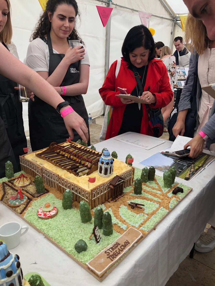 TamsieThomson's tweet photo. Judge ⁦@JaneDuncan41⁩ studiously making notes! 🍰🍰🍰 #GABO ⁦@StrideTreglown⁩ #LFA2018 https://t.co/5SyQC2xCtC
