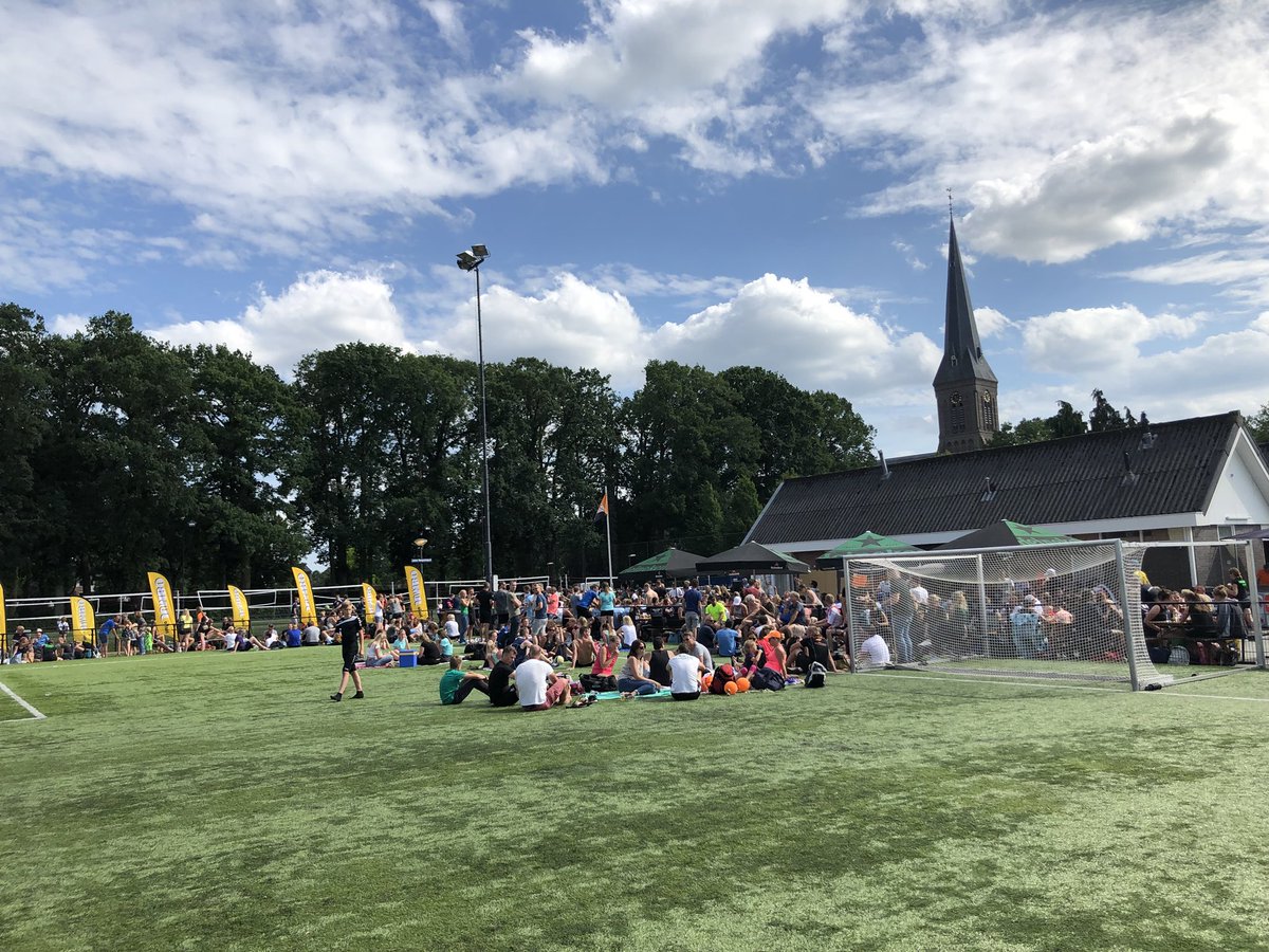 Sporters genieten samen van een drankje en hapje. Over enkele minuten volgt de prijsuitreiking! <a href="/Vierhofsteden/">Vierhofsteden</a>