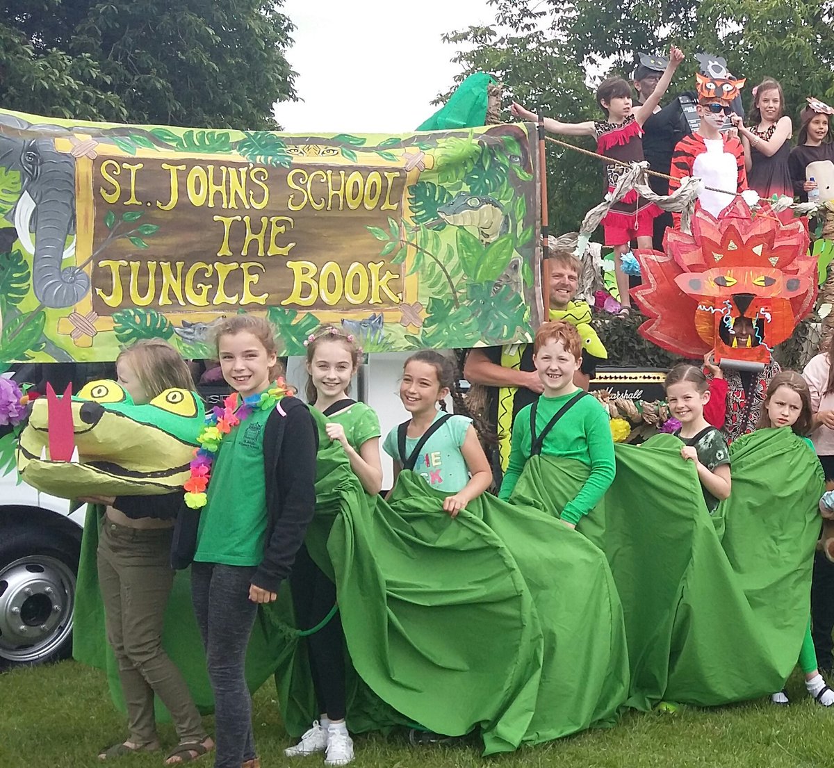 StJohnsPrimary3's tweet photo. St John's at the Wallingford Carnival today. Thank you to everyone who helped and took part. The Jungle Book looked and sounded fantastic! https://t.co/l0R2VCq7iu