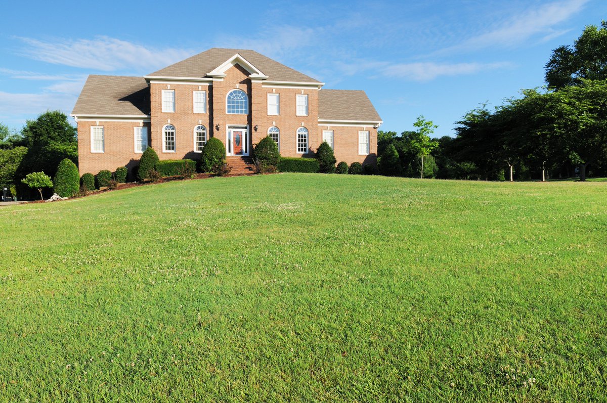 RealEstateGal2's tweet photo. Front plants to columns, your home's #exterior features should be simple and welcoming. ... https://t.co/3VSjdFF38j https://t.co/bgtAgGLDsV