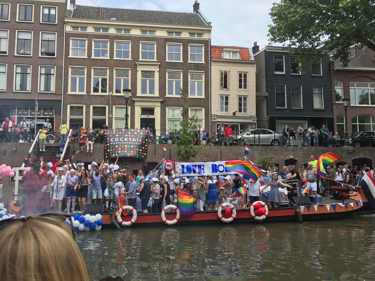 kek_'s tweet photo. Net zoiets maar dan in een theater... Vanavond #improvisatietheater in theater De Berenkuil, thema 'the Loveboat' #CanalPride #Utrecht https://t.co/Tys4Un2yvi https://t.co/35106CzSev