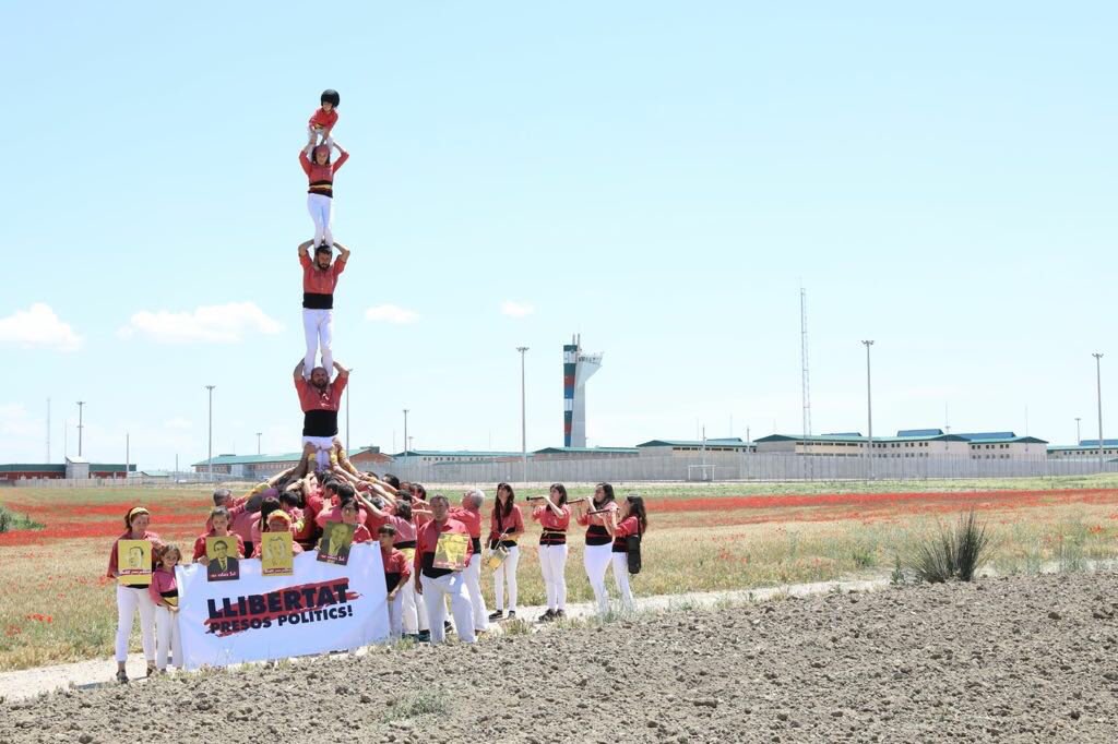 Ça fait 8 mois que <a href="/jcuixart/">Jordi Cuixart</a> et @jordialapreso sont en prison : Liberté prisonnier·e·s politiques catalan·e·s! solidarite.cat cc <a href="/JustinTrudeau/">Justin Trudeau</a> <a href="/phcouillard/">Philippe Couillard</a>